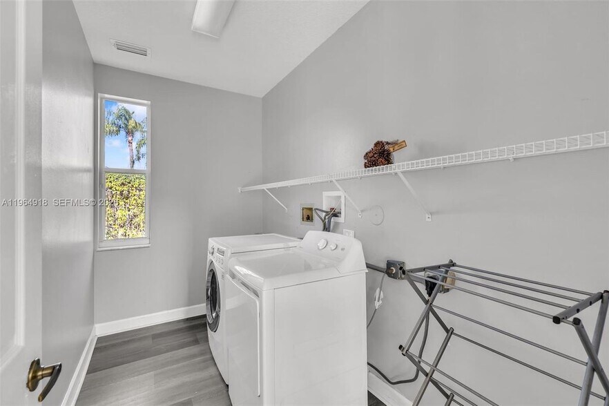 Building Photo - 558 NW 118th Ave