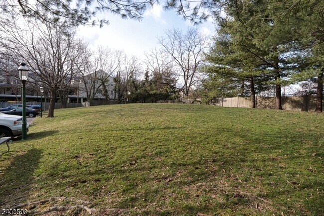 Building Photo - 35 Mews Ln