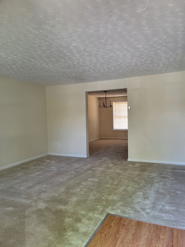 Building Photo - RARE 3-Bed Townhome in Fox Ridge Manor!