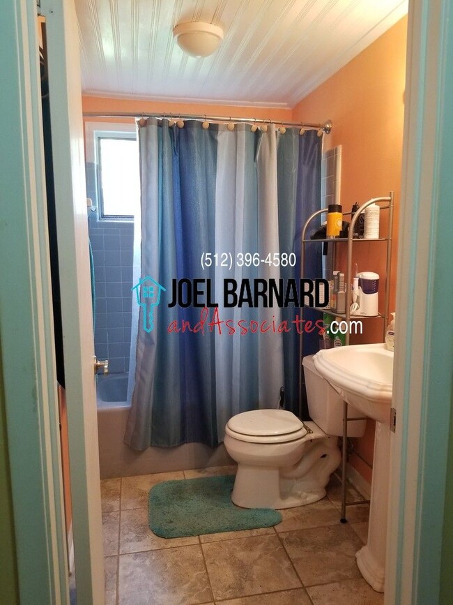 Building Photo - **Available May 10** Large Split Level Hom...