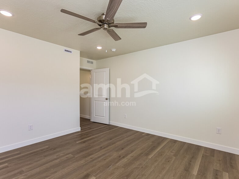 Building Photo - 1384 W Mahogany St
