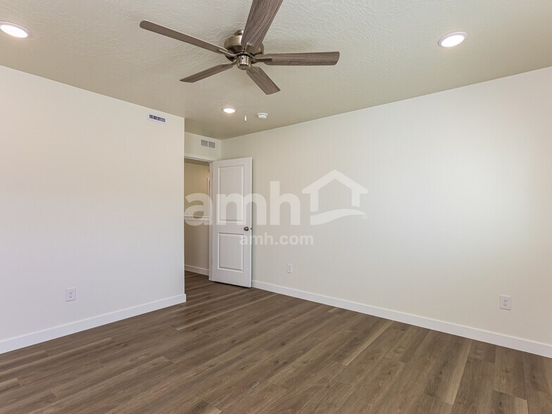 Building Photo - 1402 W Mahogany St
