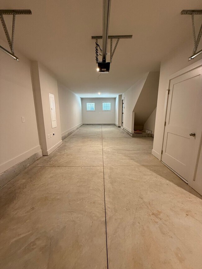 Building Photo - Peaceful City Living close to Everything!