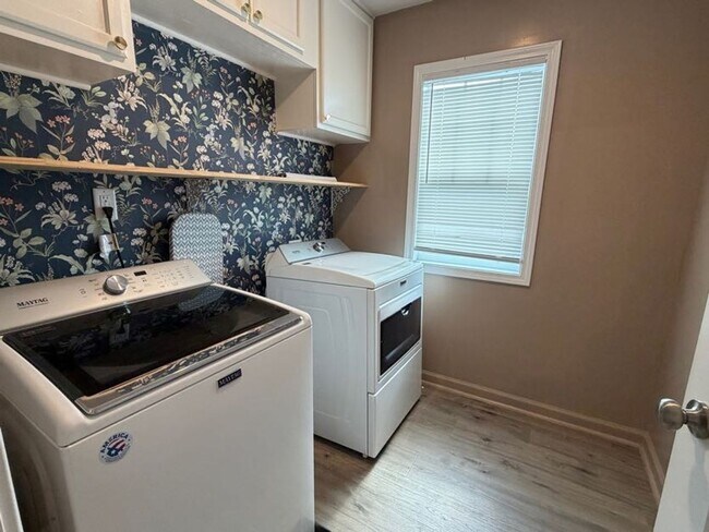 Building Photo - 1097 Sapphire Dr