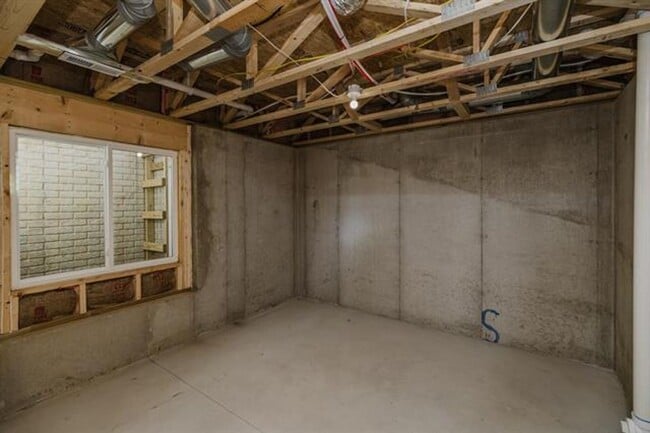 Building Photo - Brand New 5 bed/3.5 bath