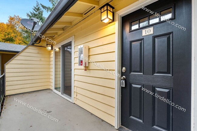 Building Photo - $500 OFF! Charming Upstairs 2BD/1BA in the Heart of Multnomah Village- Water, Sewer & Garbage Inc...
