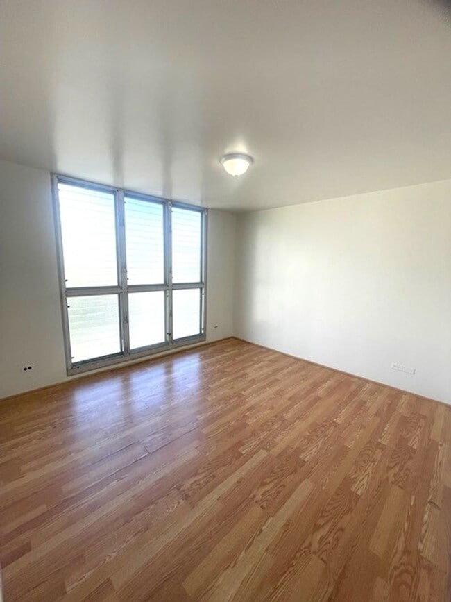 Building Photo - 3 Bedroom / 1.5 Bath in Honolulu
