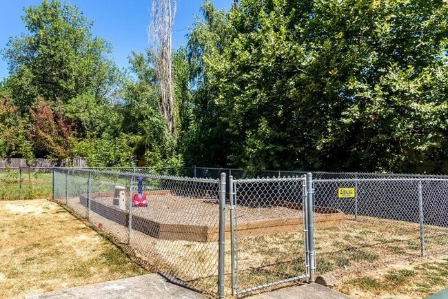 Building Photo - 1051 E Central Ave