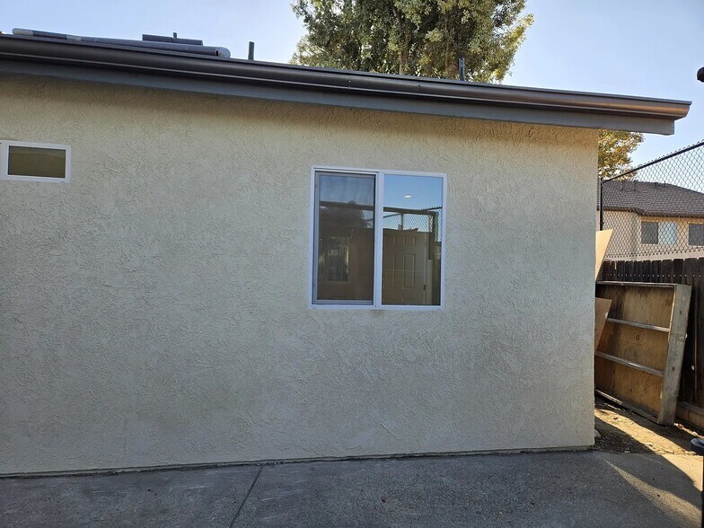 Building Photo - 1762 Los Feliz Dr