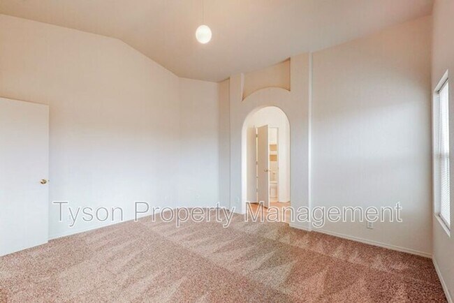 Building Photo - 633 Valley Meadows Dr