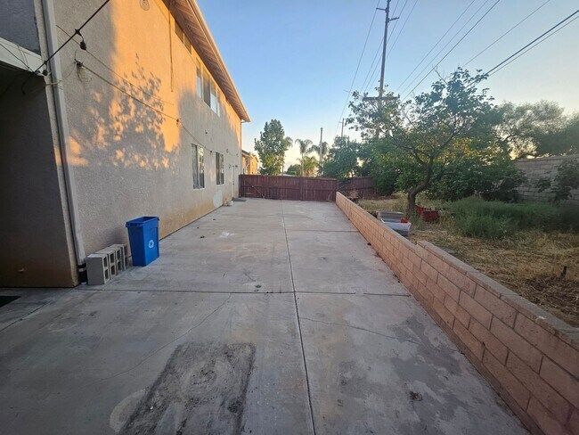 Building Photo - Spacious South Corona Home!