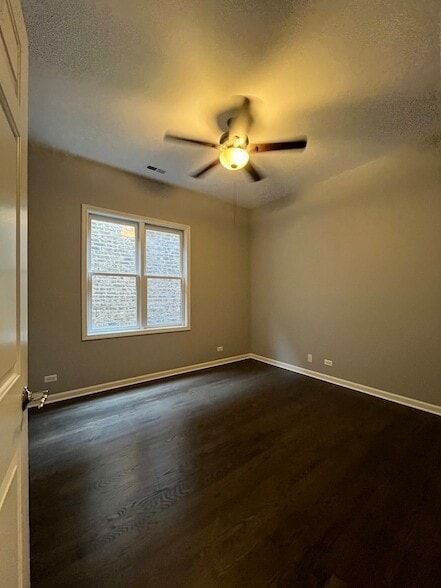 Building Photo - 540 W Oakdale Ave