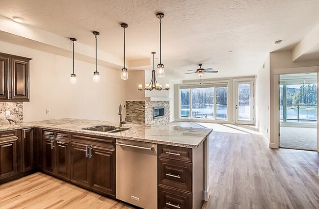 Building Photo - Beautiful river front condo move in ready!