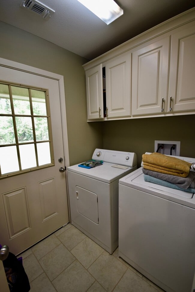 Building Photo - Beautiful Home in the Cul-de-sac