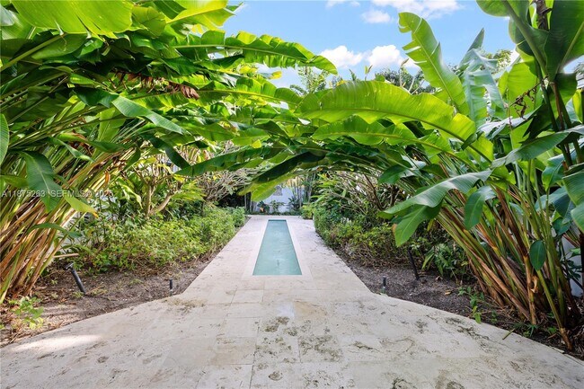 Building Photo - 617-625 E Dilido Dr