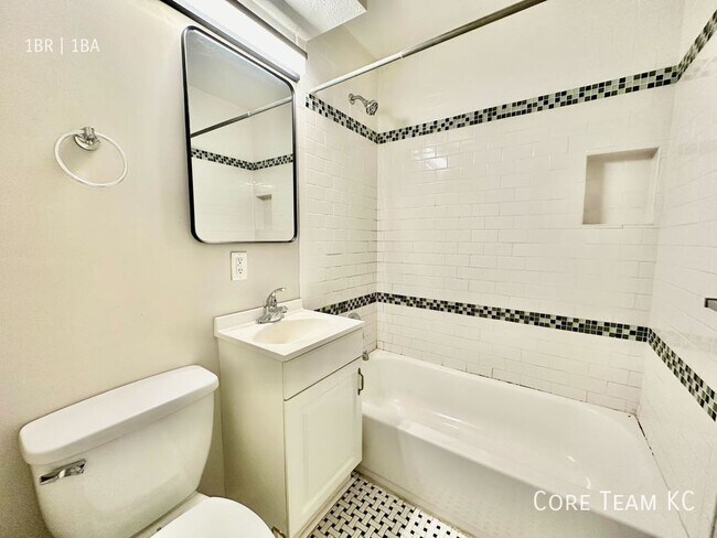 Building Photo - 103 W 51st St