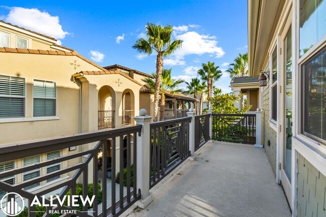 Building Photo - Highly Upgraded 4 Bed, 4.5 Bath Condo Available in Pacific Shores!