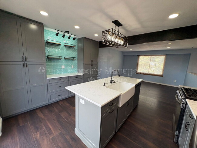 Building Photo - 3054 S Fraser St