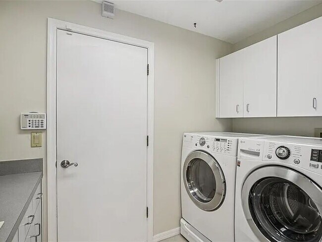 Building Photo - "Pool Home! Spacious 3-Bed, 2-Bath Gem on Shoreline Drive, Clearwater"