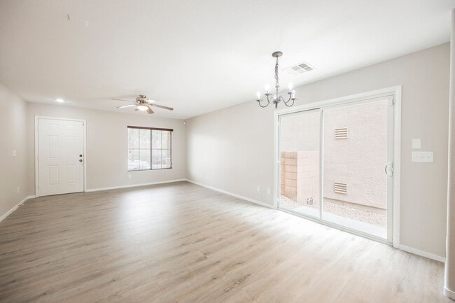 Building Photo - 3 Bedroom, 2.5 Bath Two Story Home in Sout...