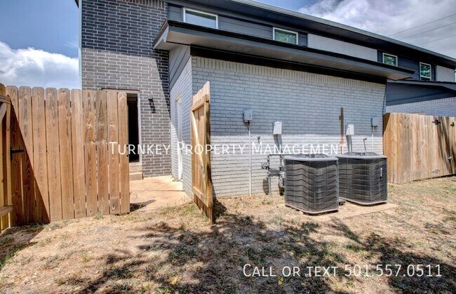 Building Photo - 1821 Sanford Dr