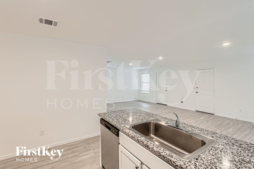 Building Photo - 1335 White Willow