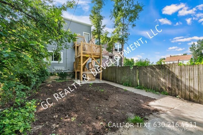 Building Photo - ***GARDEN UNIT / LAUNDRY HOOKUPS IN UNIT /...