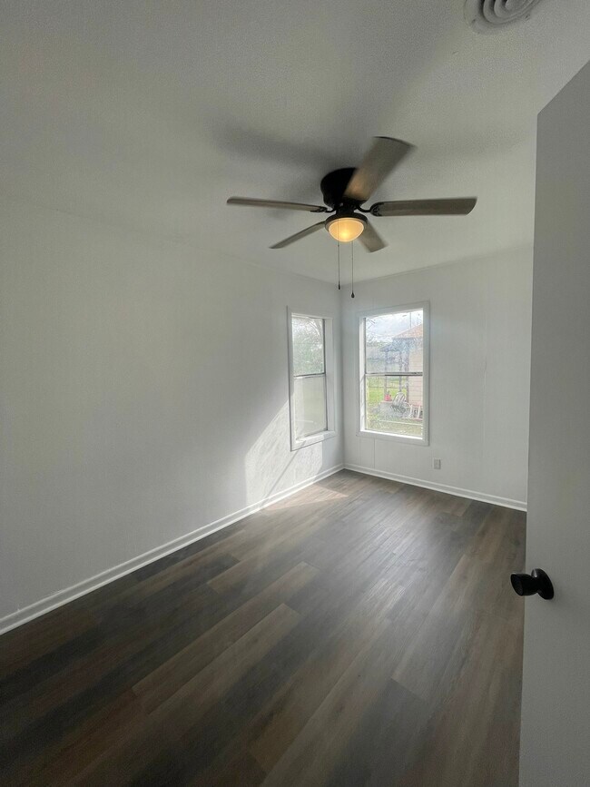 Building Photo - 602 S Wanda Dr