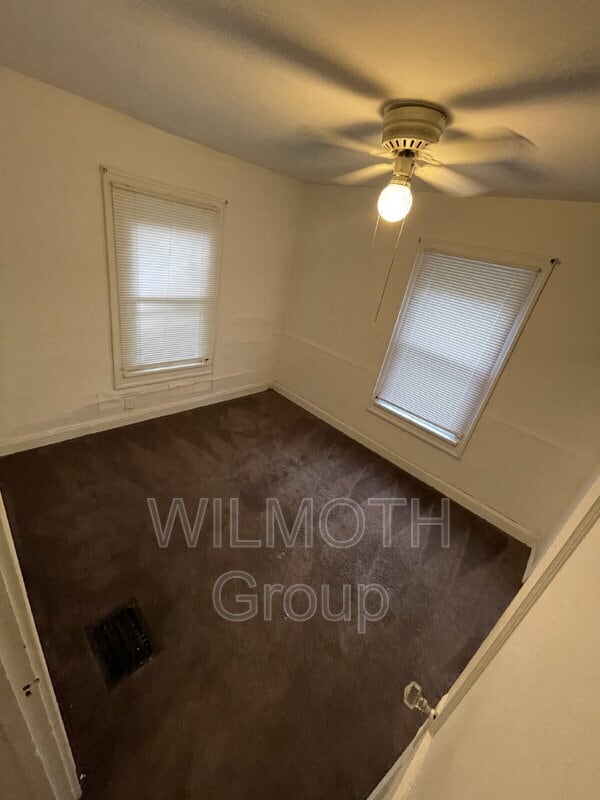 Building Photo - 890 N Gladstone Ave