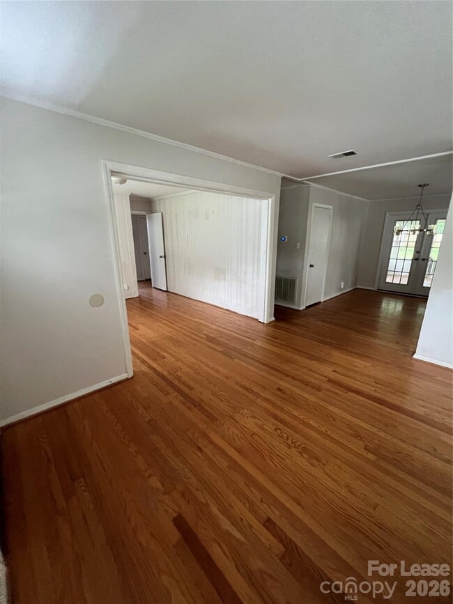 Building Photo - 4925 Vincent Ln