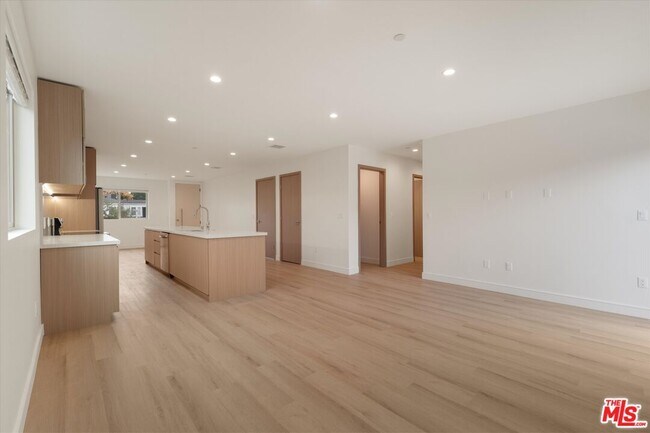 Building Photo - 5530 1/2 Sunnyslope Ave