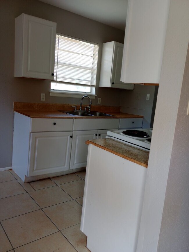 Building Photo - KNOX F