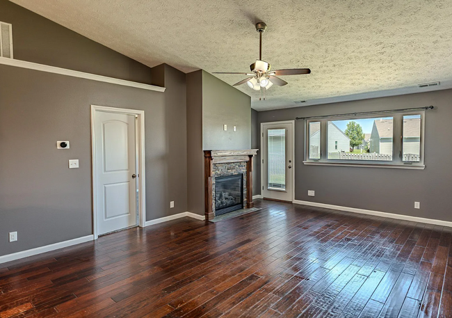 Building Photo - 2403 Cushing Dr