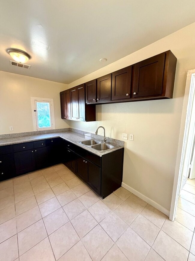 Building Photo - Adorable Downtown Upland Bungalow