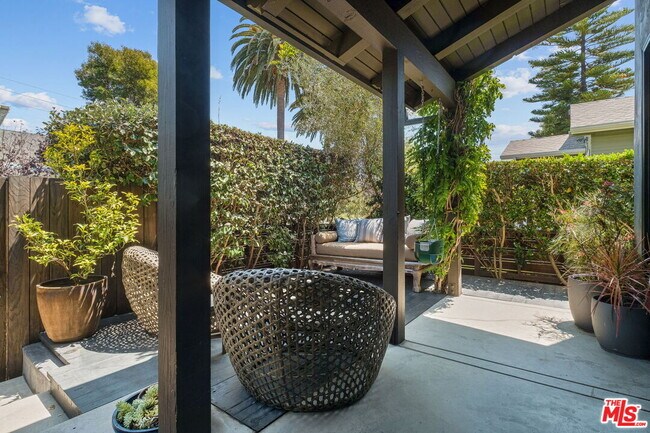 Building Photo - 835 Superba Ave