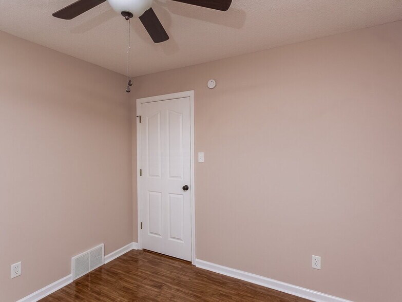 Building Photo - 1596 Far Dr