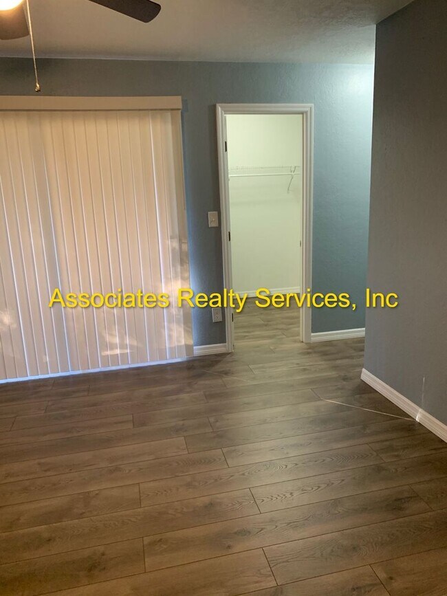 Building Photo - Spacious END UNIT 2 Master Suite Condo w/ Screened Lanai, Screened Balcony, and FULLY FENCED BACK...