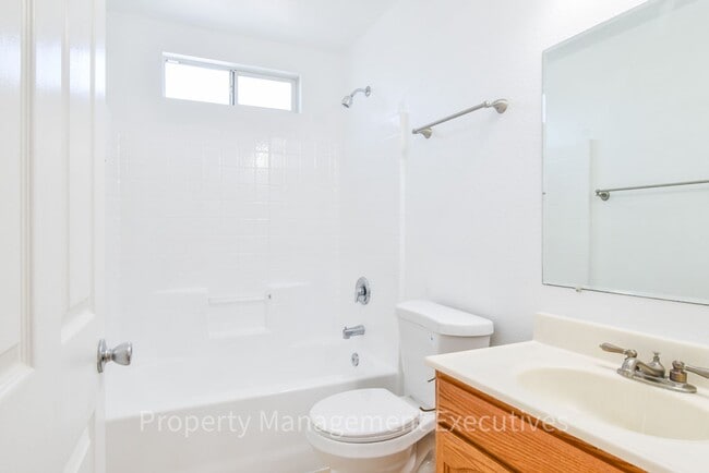 Building Photo - 2 Bed, 2 Bath Townhome with Garage & Bonus Room