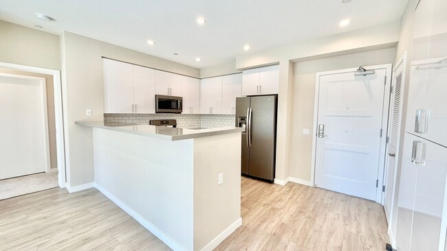 Building Photo - Brand New High-Rise Condo Unit with Stunni...