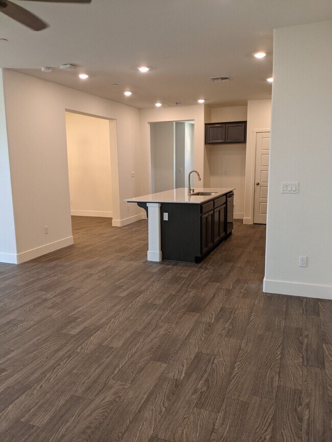 Building Photo - Prime location in Merced!