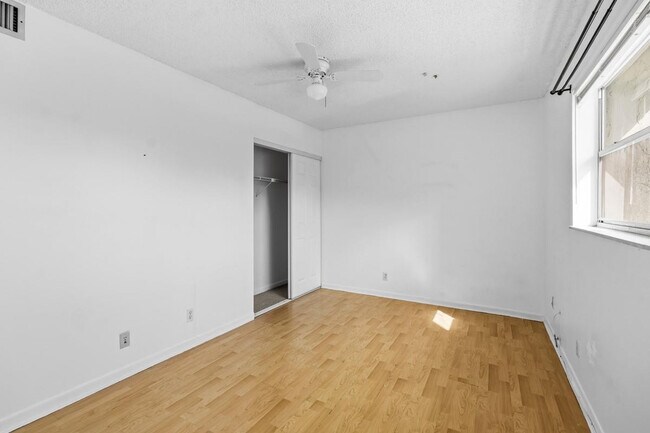 Building Photo - 6075 N Sabal Palm Blvd