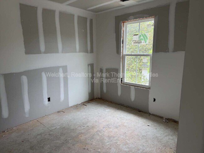 Building Photo - 1203 Fern St