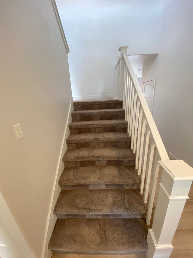 Building Photo - Beautiful House with basement apartment