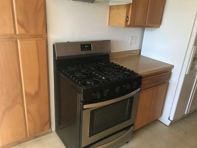 Gas stove in kitchen - 6980 Adams Ave
