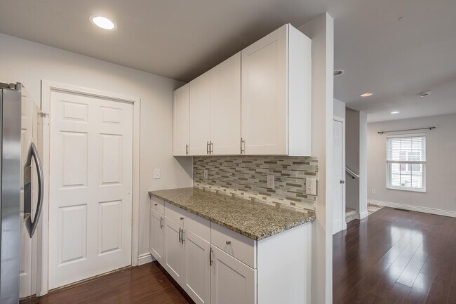 Building Photo - 324 Stratford Ln