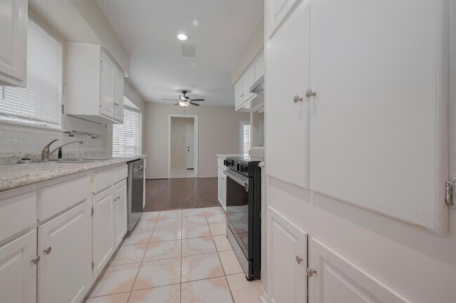 Building Photo - 8119 La Roche Ln