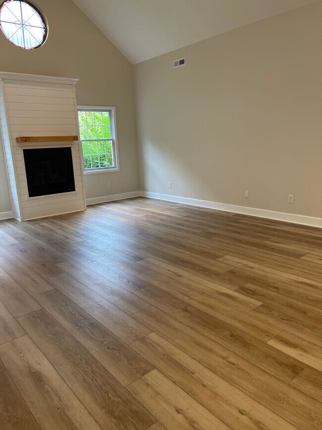 Building Photo - 383 Paine Lake Dr