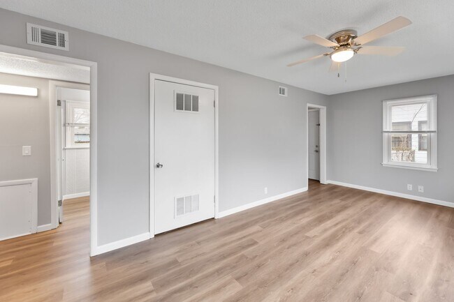 Building Photo - Move in ready - 2 Bed 1 Bath In Quiet Neig...