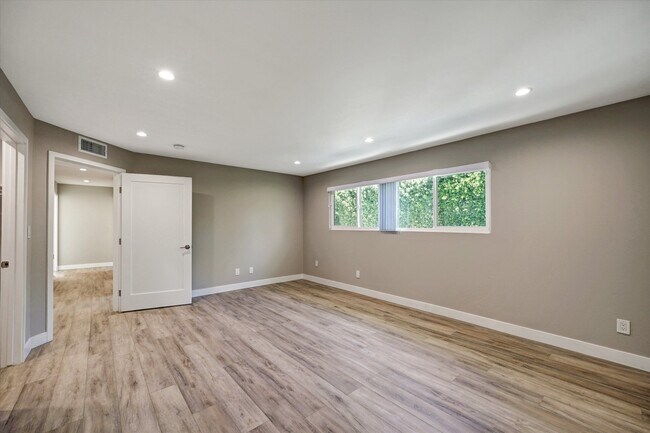 Building Photo - 5346 Tyrone Ave