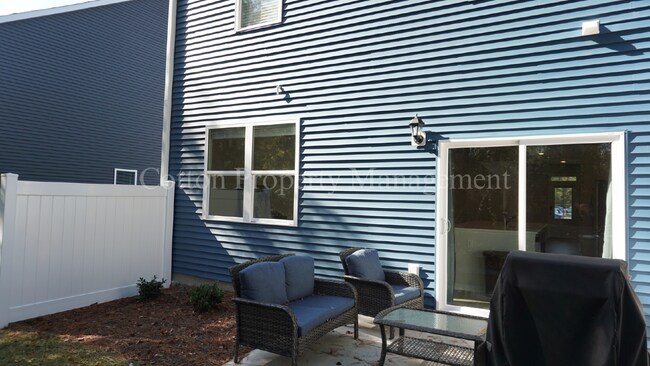 Building Photo - Beautiful, recently constructed 3BR/2.5BA ...